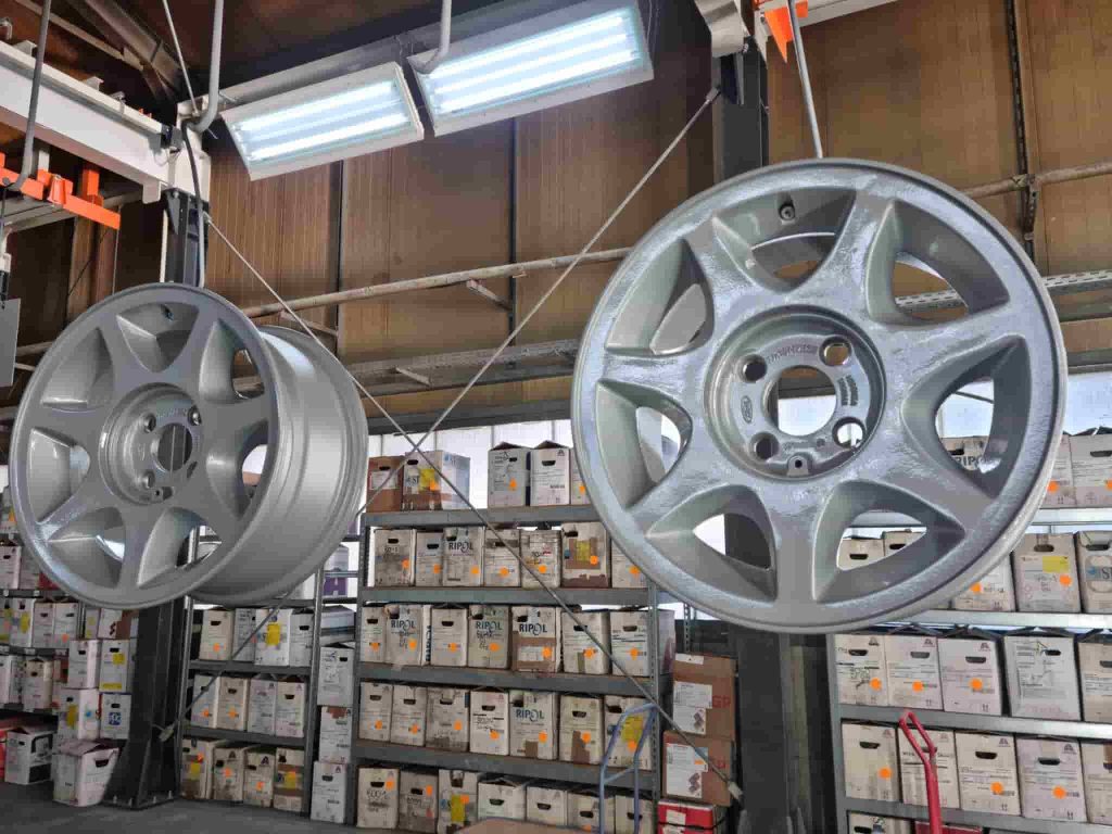 Pulverbeschichtete Felgen hängen nach der Beschichtung bei K. H. Seger Metallbeschichtung bereit zur Verpackung.