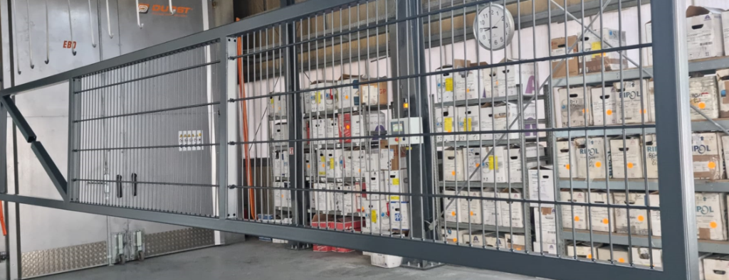 Pulverbeschichtetes Schiebetor mit matter Oberfläche – Endergebnis der Oberflächenveredelung bei Seger Metallbeschichtung für Weilheim i.OB.