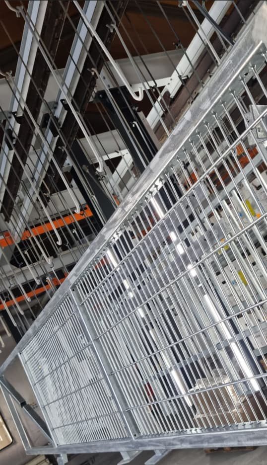 Industrielles Schiebetor vor der Pulverbeschichtung bei Seger – Vorbereitung für Kunden aus Weilheim i.OB